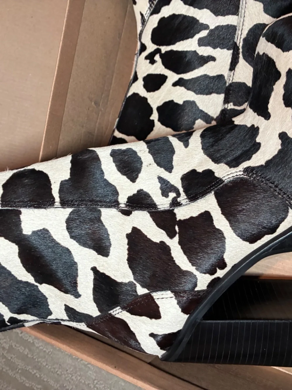 Steve Madden Cow Print Faux Fur Ankle Boots Square Toe Zip US 7.5 - Picture 2 of 3